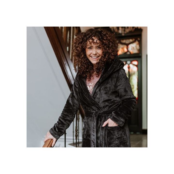 Modieus in een zwarte badjas