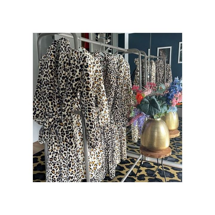 Omringd door badjassen