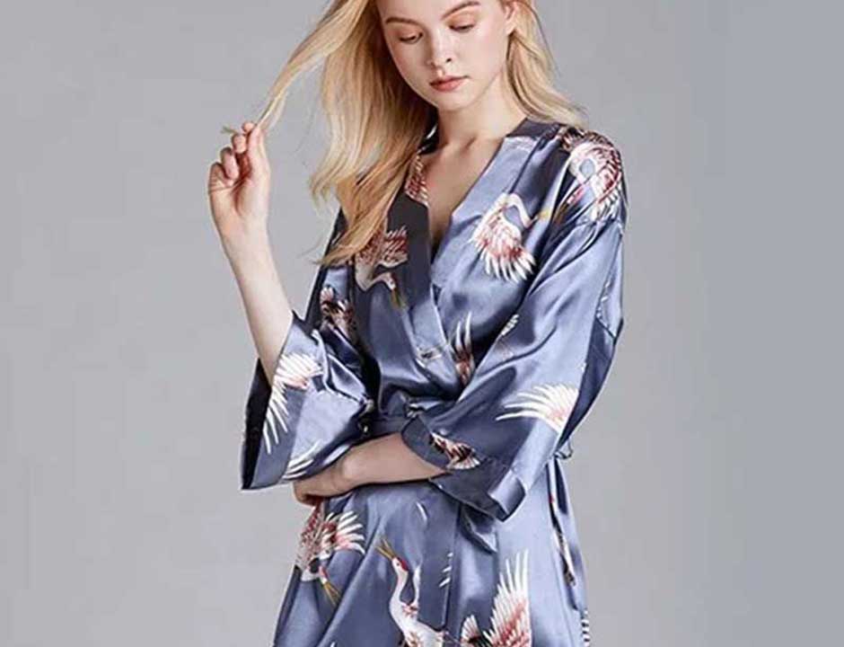 Satijnen kimono lang