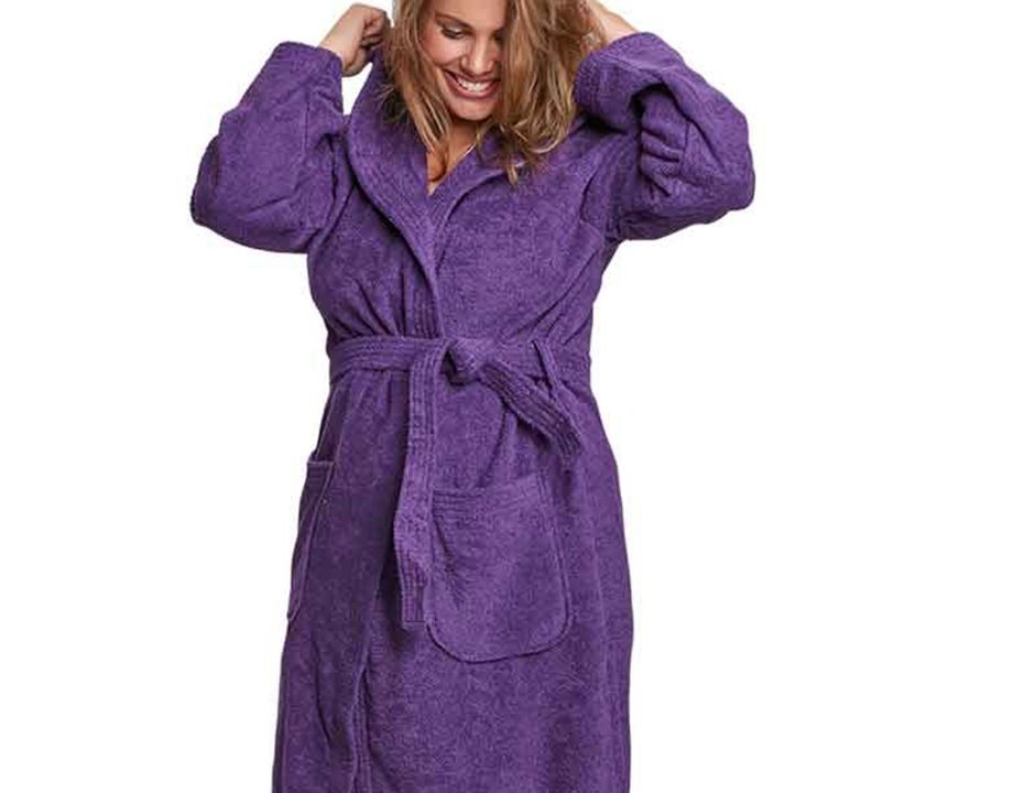 Paarse badjas met capuchon