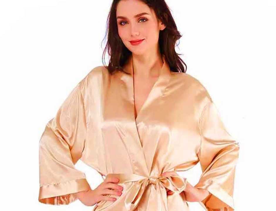 Een luchtige badjas Champagne kimono satijn dames