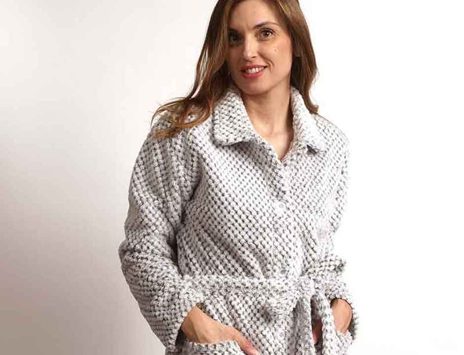 Lichtgrijze damesbadjas met knopen