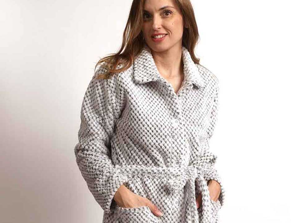 Lichtgrijze damesbadjas met knopen